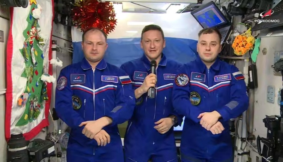    Космонавты из Иркутска поздравили с Новым годом россиян с МКС. кадр с видео Роскосмоса.