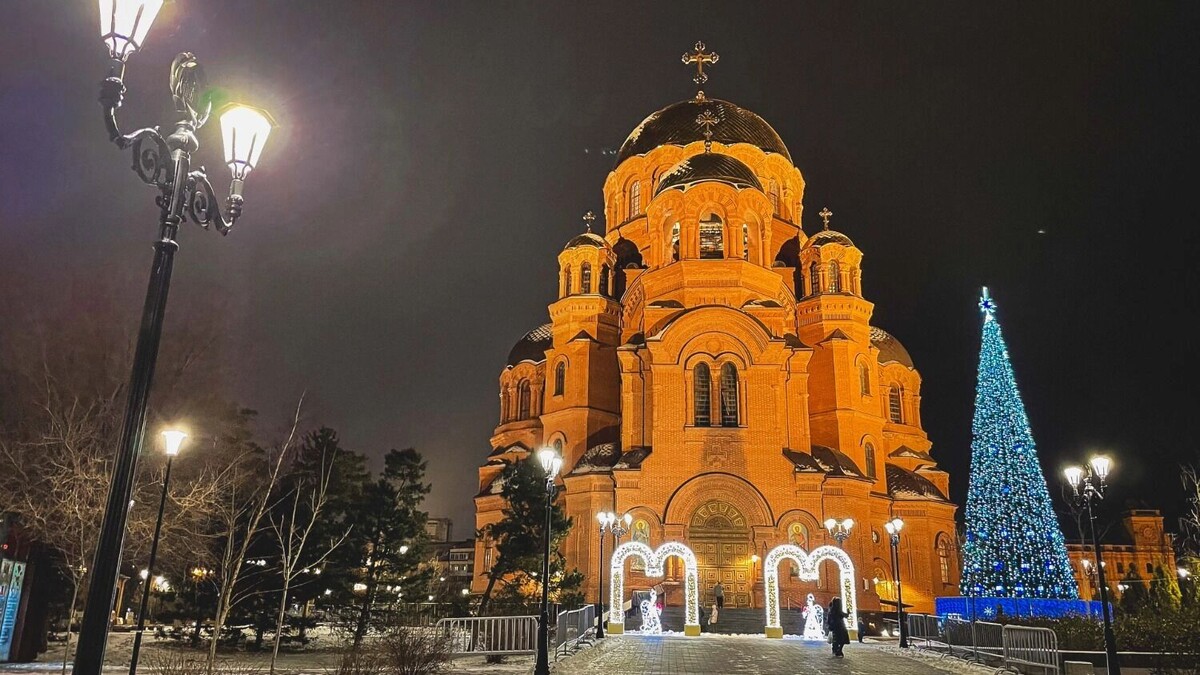    Главная городская елка выросла у храма Александра Невского   novostivolgograda.ru