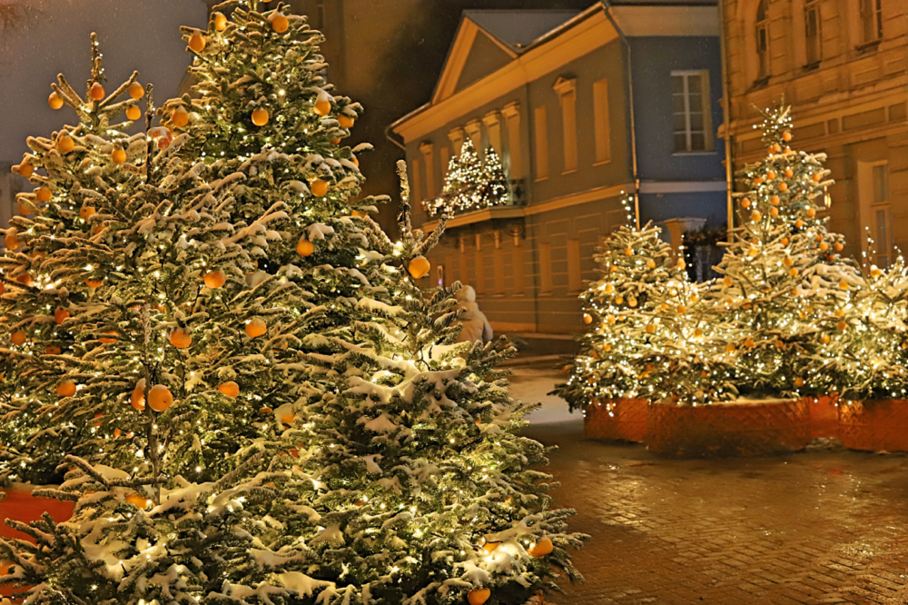 На Старом Арбате новогодняя тема представлена елочками, а вместо украшений на них повесили мандарины.