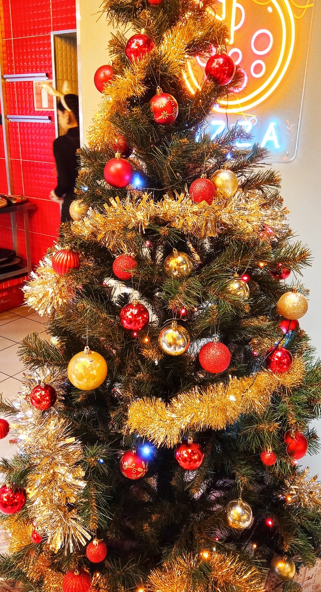 Ёлка из пиццерии. Фото автора.