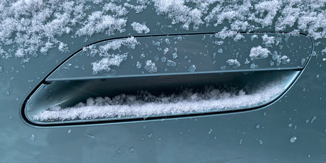 Как открыть дверь в машине после ледяного дождя и что делать дальше?