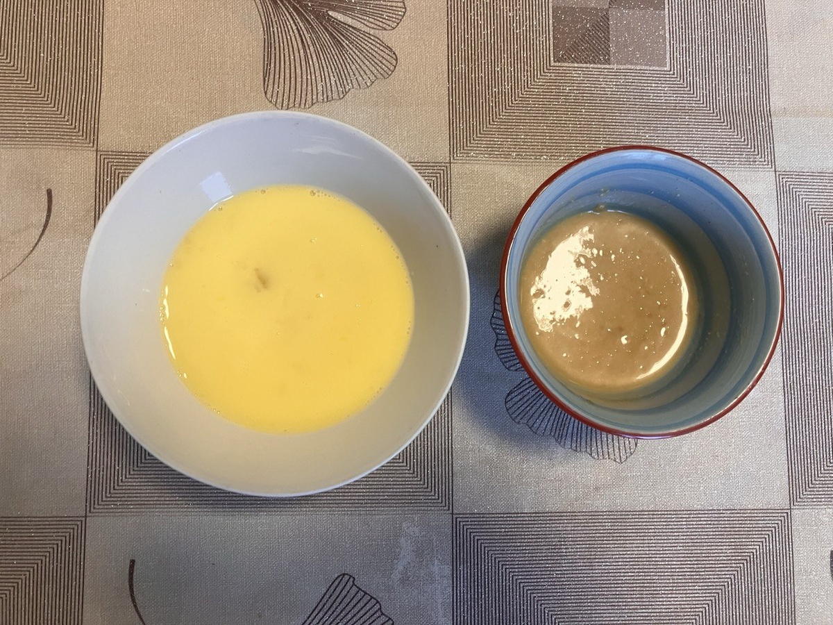 Размешанные, но не взбитые яйца и мисо-паста