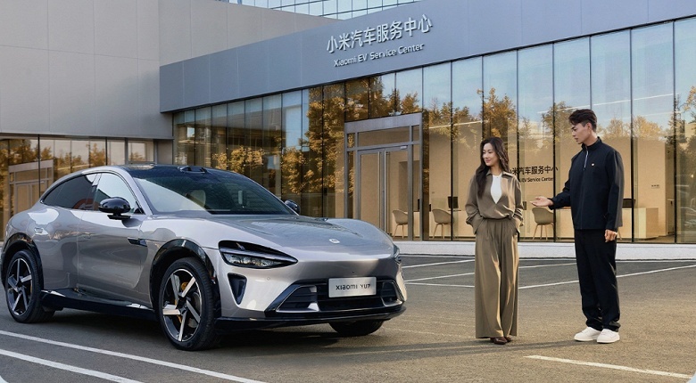    Электрический седан Xiaomi SU7 на дороге, демонстрирующий рекордный пробег и работу автопилота