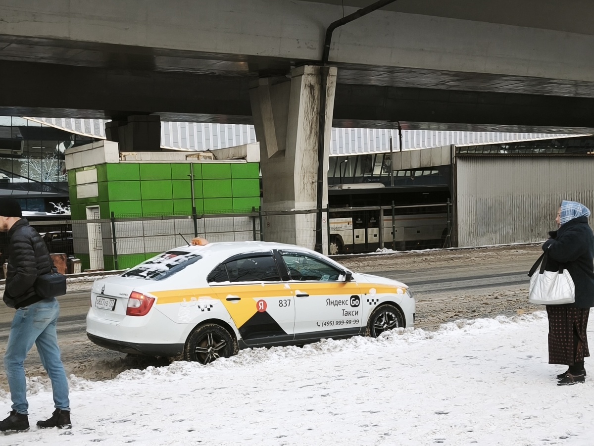 Коллеги работают, возят спешащих пассажиров!