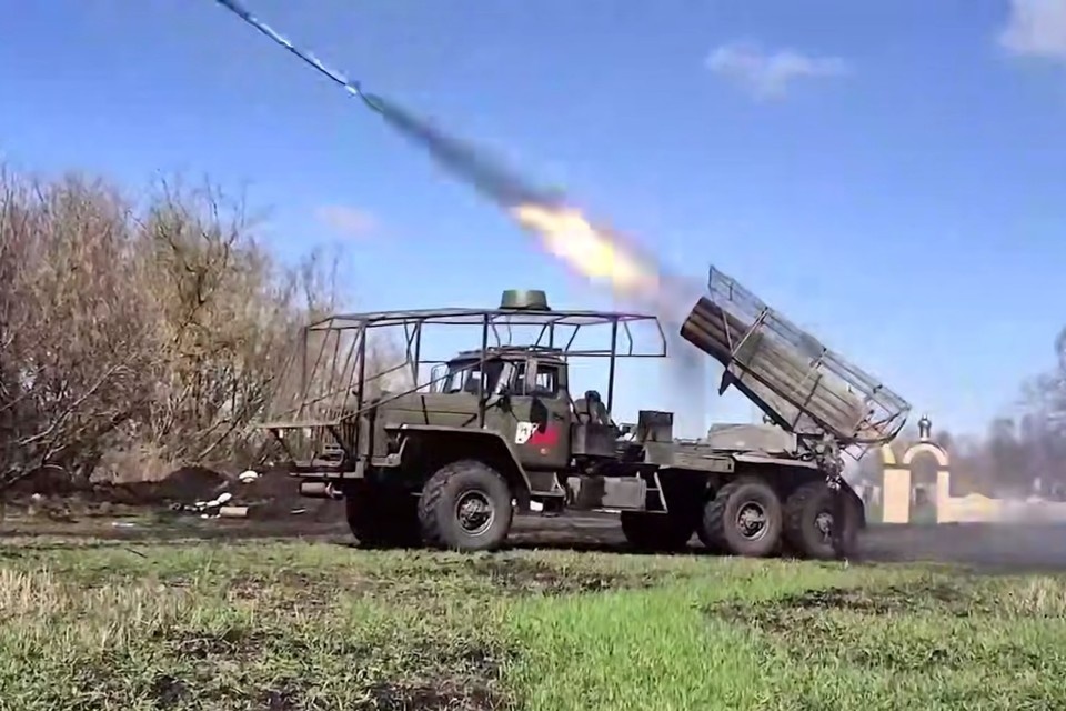    Расчет РСЗО «Град» артиллеристов-десантников уничтожил скопление живой силы ВСУ в приграничном районе Курской области. Минобороны РФ