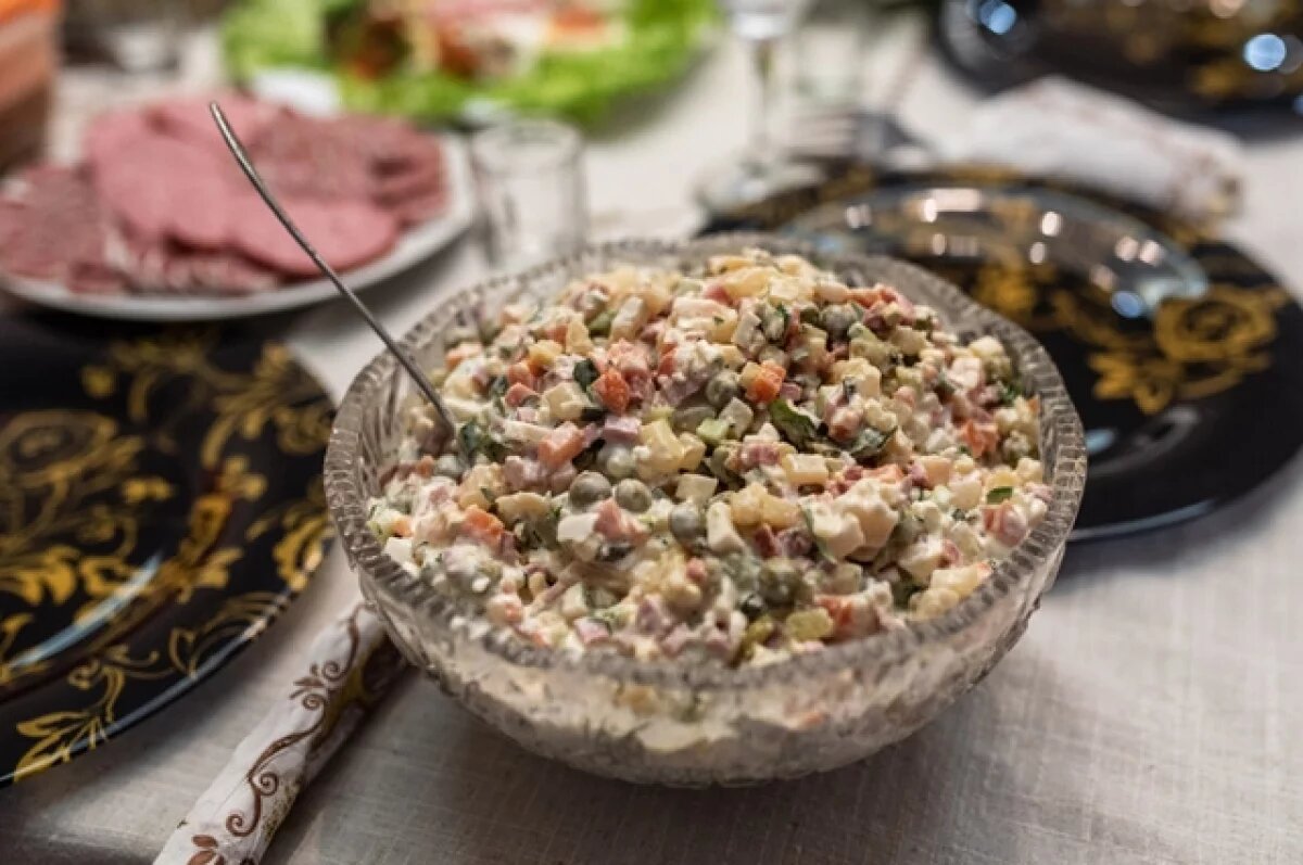    Аналитики крупной торговой сети продуктов питания подсчитали, что в сегменте «майонезные салаты» конкурентов нет у «Оливье». Только в магазинах одной этой сети в декабре прошлого года было продано более 1 млн упаковок этого салата.