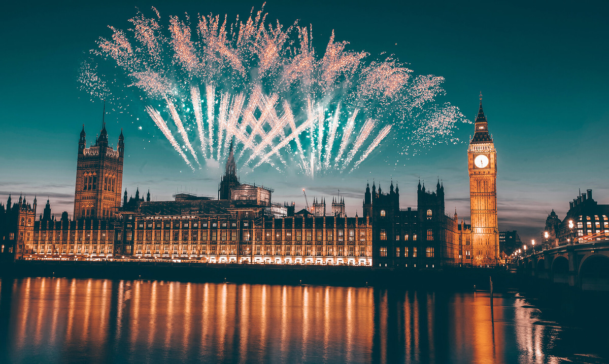 В Лондоне тысячи людей собираются у Биг Бена и на Трафальгарской площади, чтобы полюбоваться грандиозным фейерверком над Темзой. Фото: Melinda Nagy / Shutterstock / Fotodom