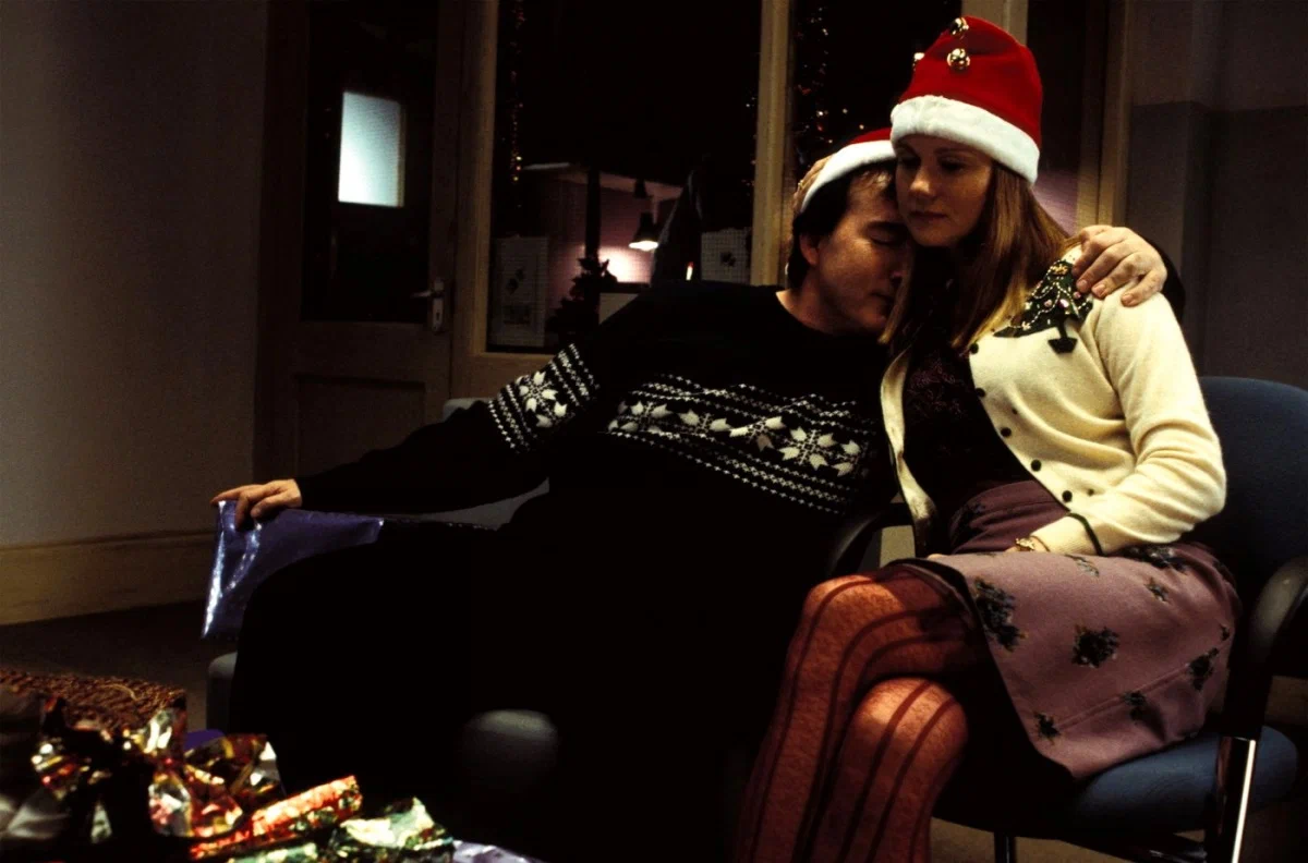 Романтическая комедия о десяти переплетающихся историях любви, дружбы и семьи, разворачивающихся в преддверии Рождества и завершающихся в новом году. Кадр из фильма «Реальная любовь» (2003). Режиссёр Ричард Кёртис / Кинопоиск