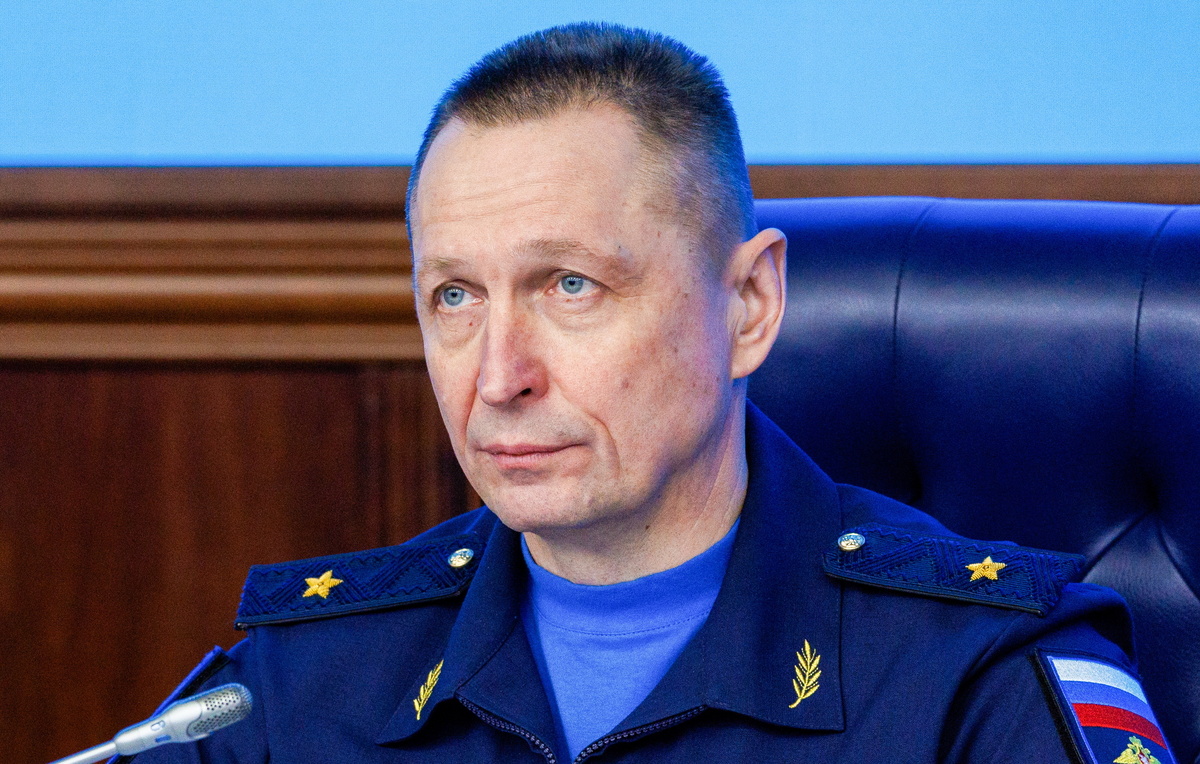    Начальник зенитных ракетных войск ВКС России Александр Романенков  Вадим Савицкий/ТАСС