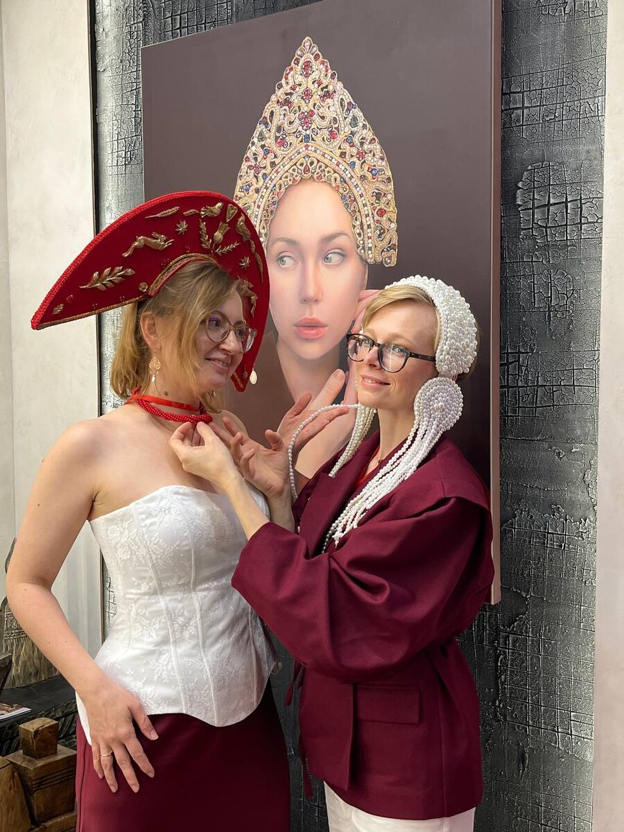 Надежда Ильина и Екатерина Овчинникова, сооснователи студии NK Design, на стенде "История в деталях" на выставке "Русский дом-2025"