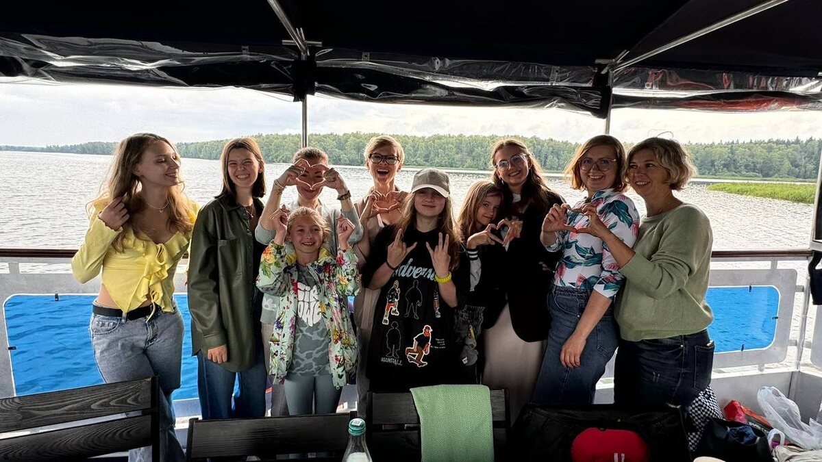 Летний корпоратив команды студии NK Design с детьми. На фото слева направо: Карина-дизайнер, Софья-дизайнер, Ольга-дизайнер, Екатерина Овчинникова - сооснователь студии, Екатерина -комплектатор, Надежда Овчинникова- сооснователь студии, Татьяна.