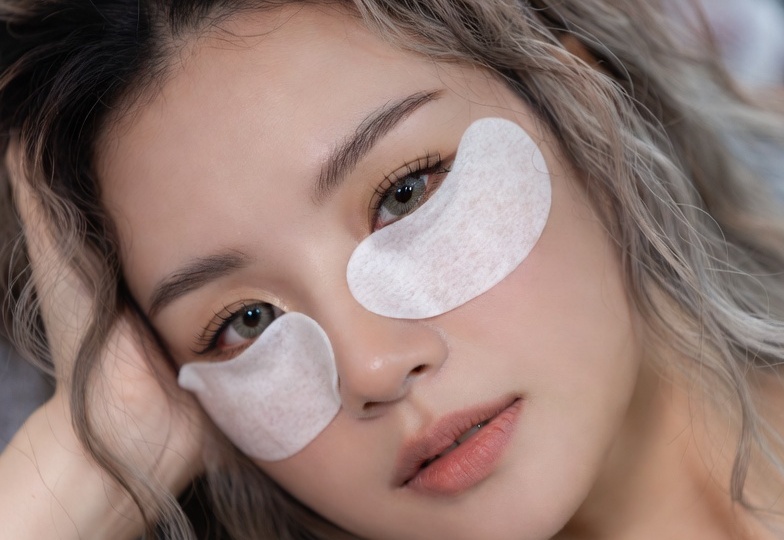 Как убрать отёки с лица, если вы долго праздновали, а под утро упали спать
