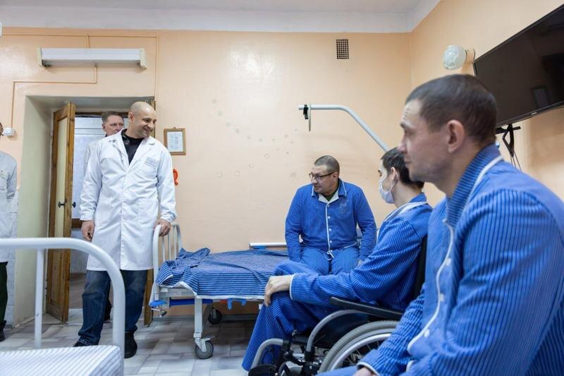    Фото пресс-службы полпредства в УрФО. Артем Жога в госпитале