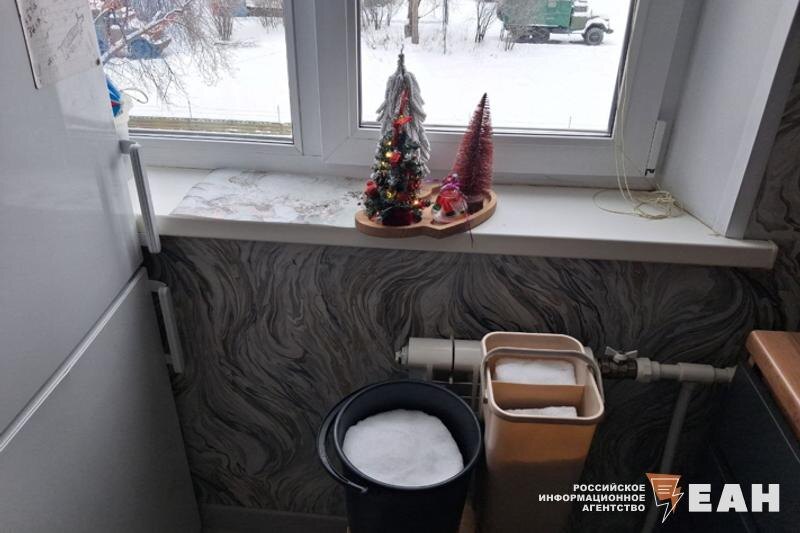    ЕАН / Снег в ведрах у батареи