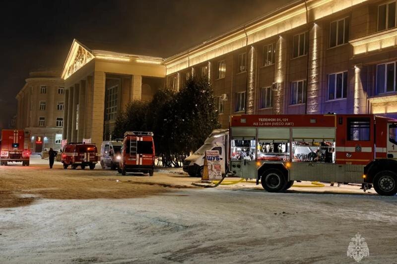    МЧС. Пожарные машины у ДК Железнодорожников