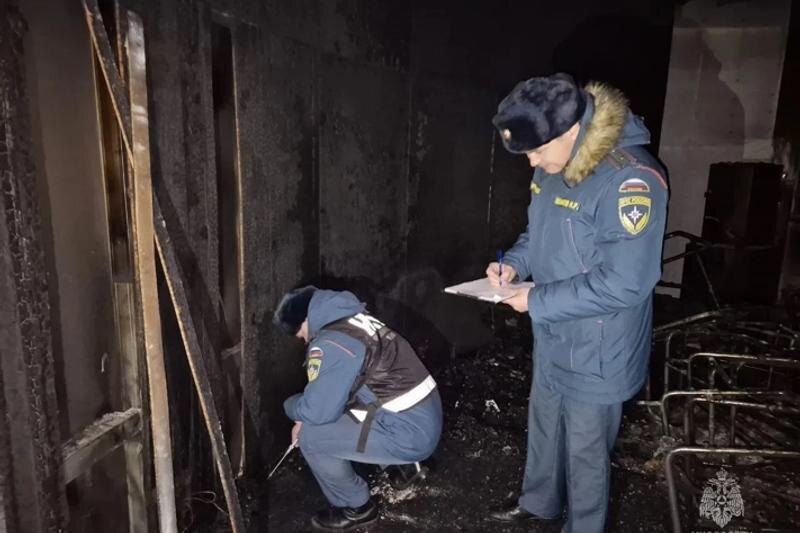    МЧС. Специалисты отдела дознания на месте пожара