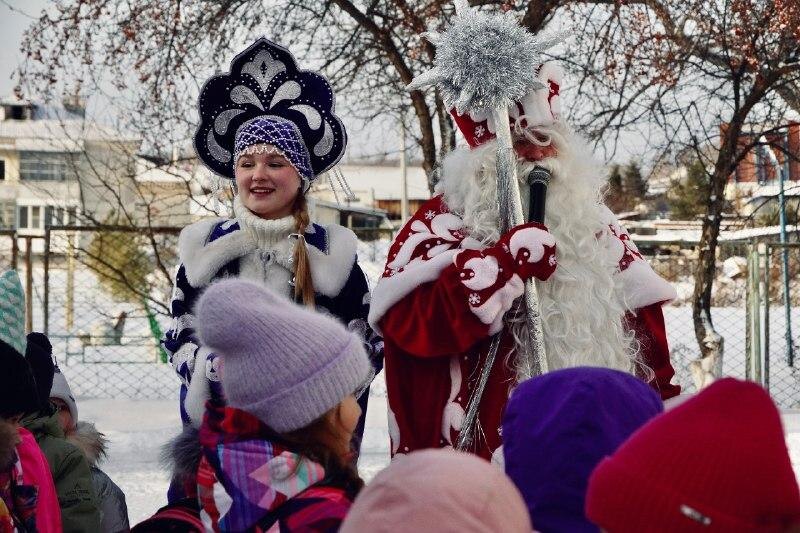    Компания «Сибагро». Дед Мороз и Снегурочка