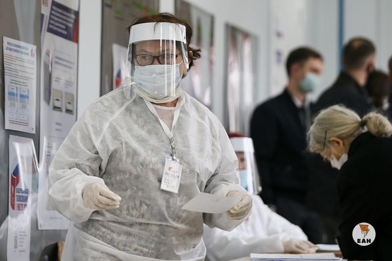    ЕАН. Женщина в противоэпидемическом костюме