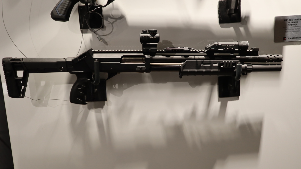 МР-135 "Тактика" в исполнении с коротким стволом. Возможно, что после исключения ствольной коробки из расчёта минимаальной длины оружия, такое ружьё сможет попасть в гражданский оборот | Фото: Русский ОРУЖЕЙНИК, АРМИЯ-2021 