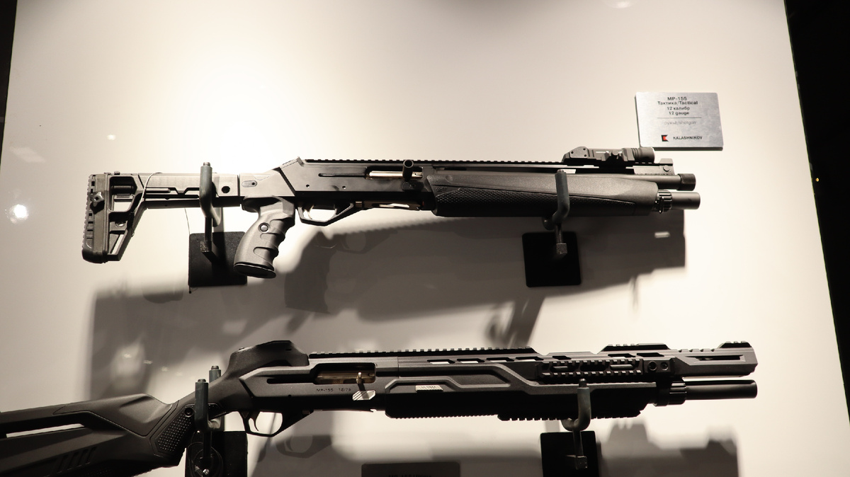 МР-155 "Тактика" в исполнении с коротким стволом. Снизу расположена МР-155 Ultima, изготовленнная по праваилам "800/500". Возможно, что после исключения из расчёта минимаальной длины оружия ствольной корообки, короткое ружьё сможет попасть в гражданский оборот  | Фото: Русский ОРУЖЕЙНИК, АРМИЯ-2021 