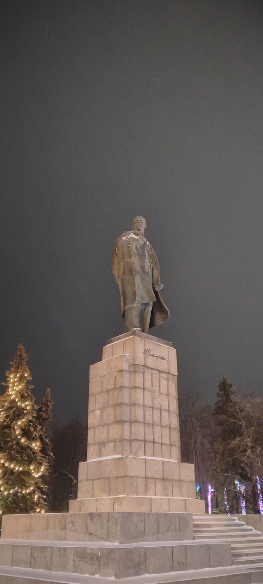Памятник В.И.Ленину. Соборная площадь.