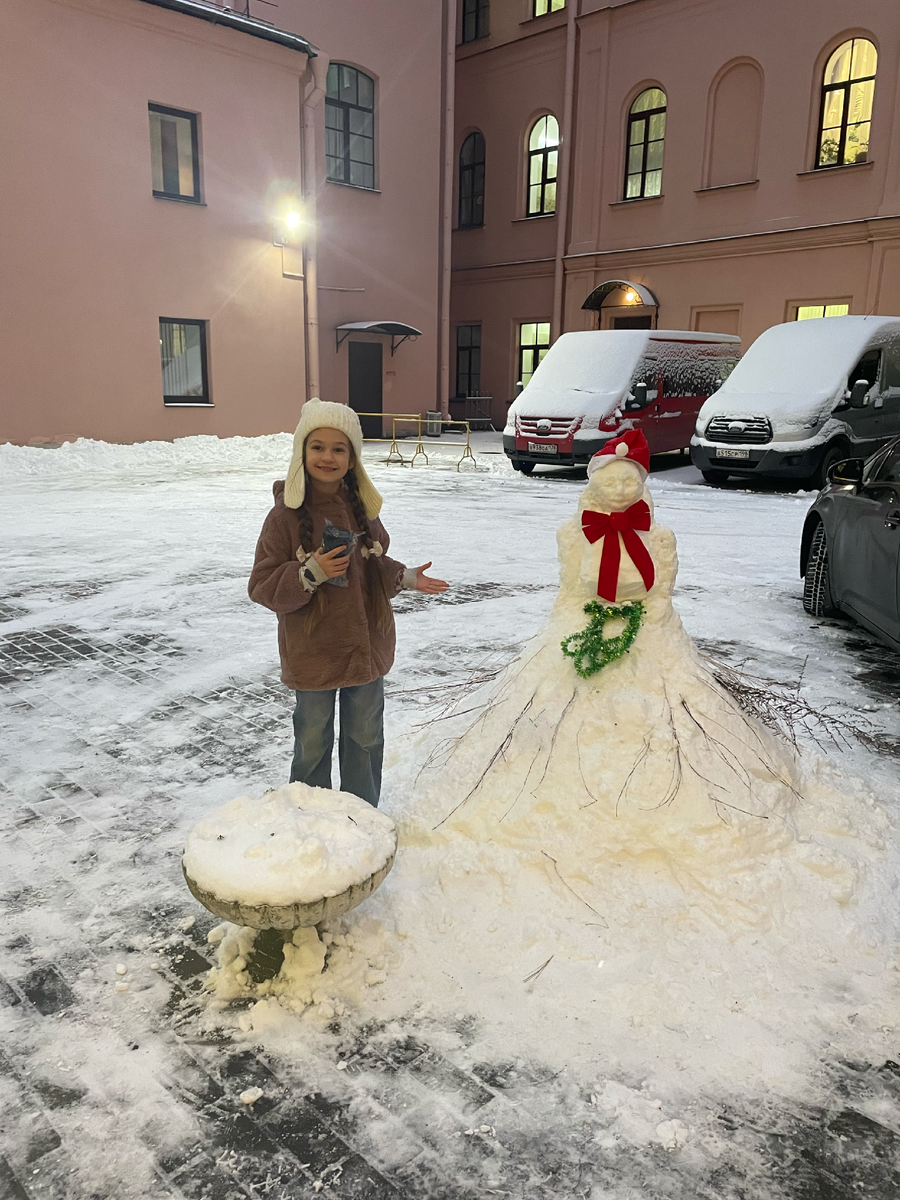 Аришка со снеговиком женского пола у библиотеки им Пушкина