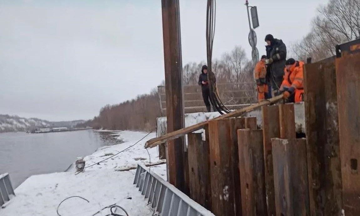    Строители уже забили два ряда новых крепких свай и разобрали поврежденные конструкции