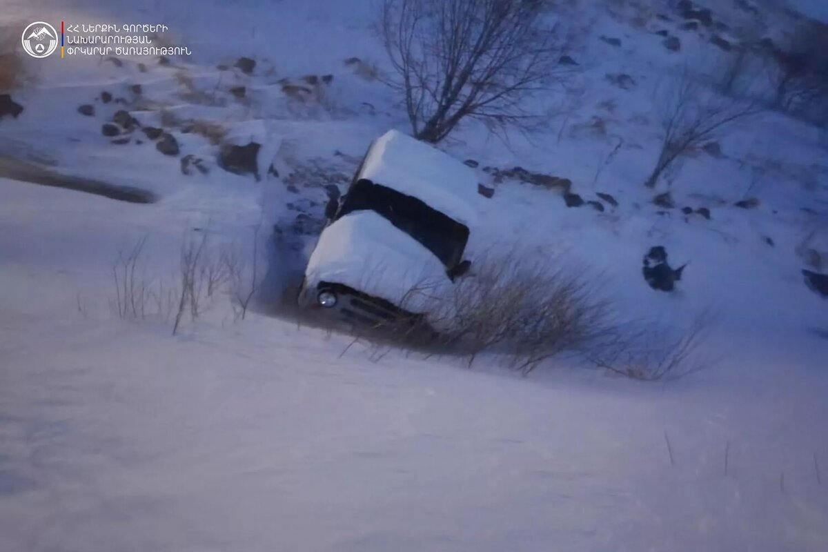 Спасатели помогают застрявшим в снеге водителям © Photo : press office of the Rescue Service of the MIA of RA