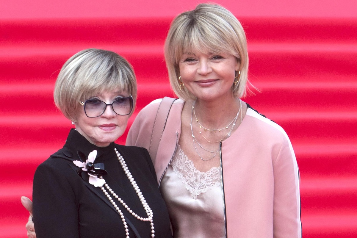     «Потрясающий итог жизни моих родителей»: Юлия Меньшова после смерти Веры Алентовой сделала новогоднее обращение