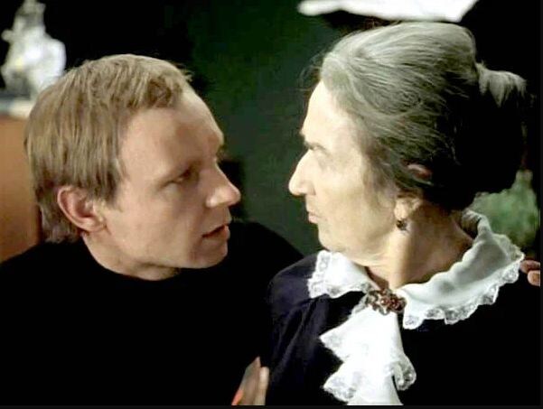    Холостяцкая жизнь героя явно не тяготит