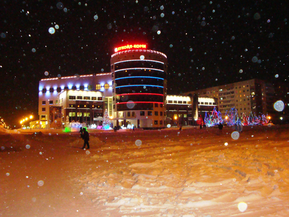 главная площадь Усинска, 2010 год (фото автора)