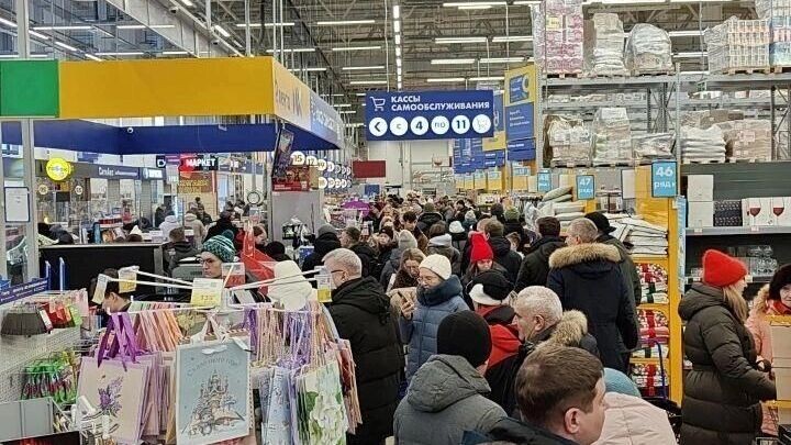    Настроение в очереди — приподнятое и дружеское   читатель Е1