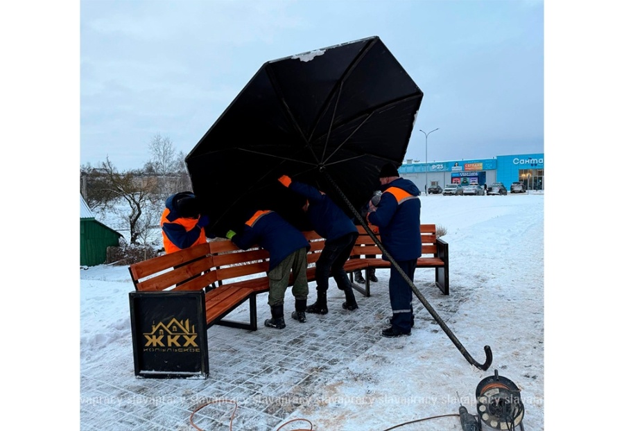     Фотофакт! В Копыле монтируют новую оригинальную инсталляцию для отдыха