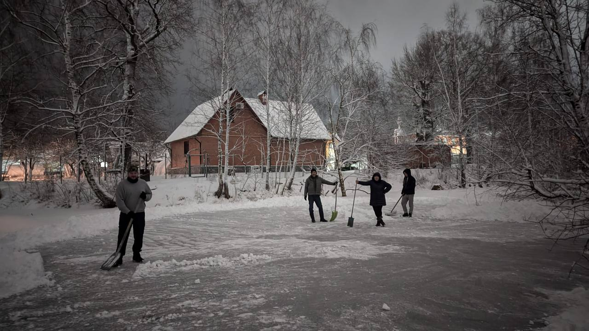 Расчищаем каток перед Новым годом. Прямо сейчас!