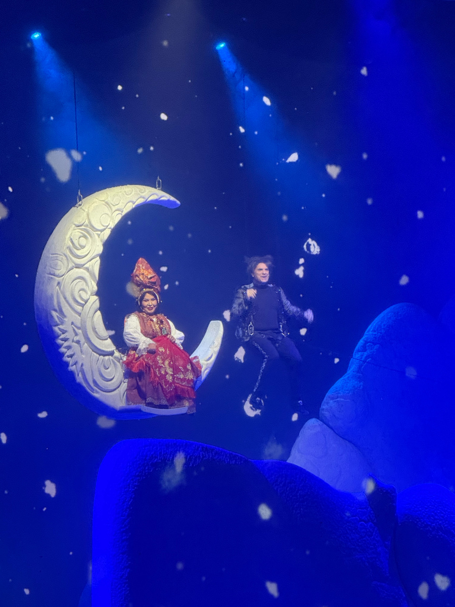 Надежда Бабкина и Сергей Архипов в спектакте "Ночь перед Рождеством"