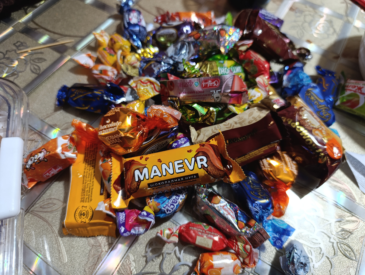 Что такое новый год? Это подарки, конфеты и целая неделя бесконтрольного поедания сладостей :-)