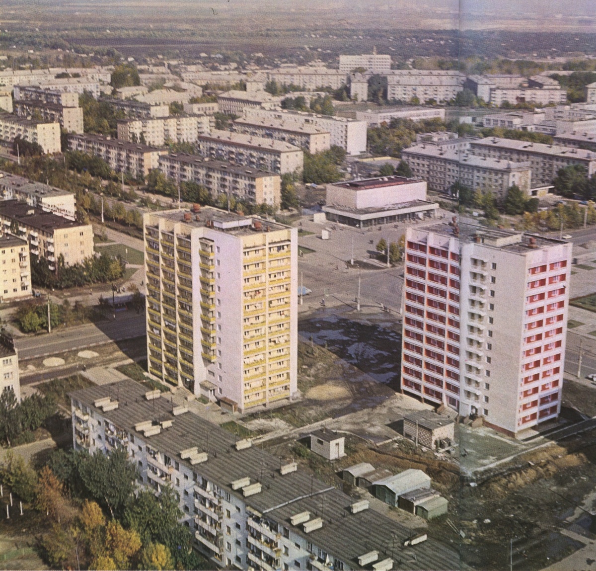 Жилой район, где родился автор. Там по центру был кинотеатр "Космос", а перед вами бесплатное советское жилье, советская фотография до 1991 года.