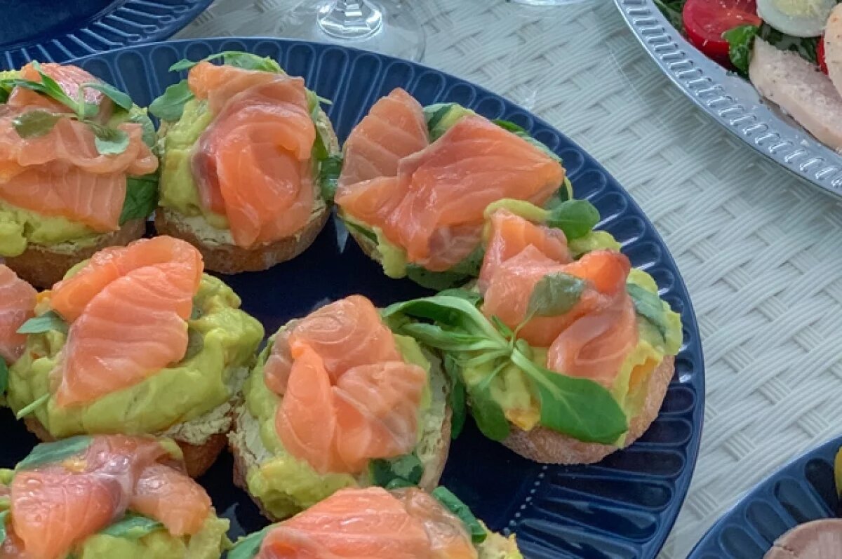    Если вы приготовили столько, что за раз не съесть всей семьей, то храните вашу рыбку в холодильнике, уложив в стеклянную тару и добавив растительное масло.