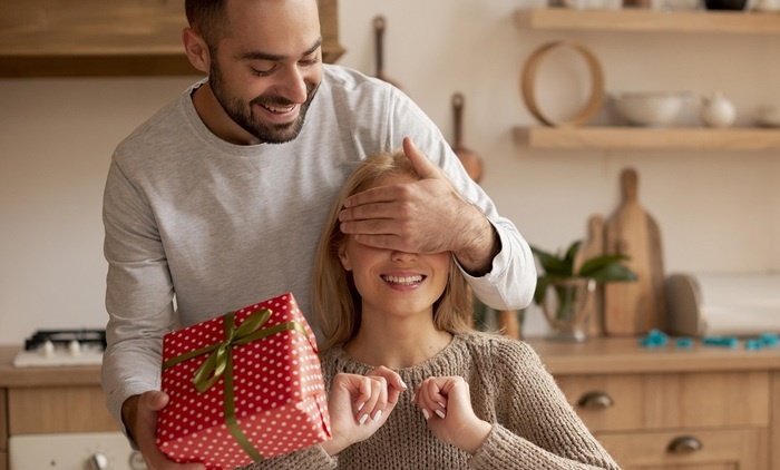    Почему людям нравится дарить подарки