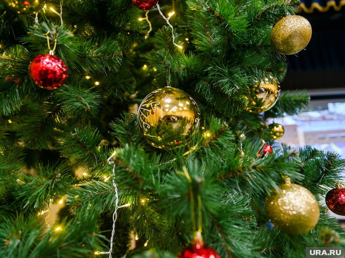     Люди работают в этот день, несмотря на особый статус этого периода как общенационального культурного и семейного праздника, указано в материале