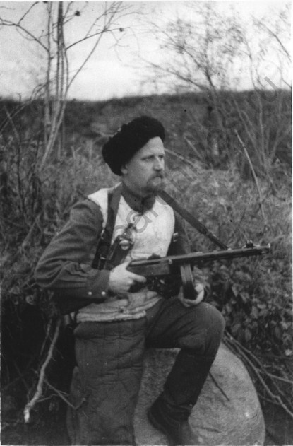 Командир партизанского отряда №87 Пенкин С.Д. перед выходом в тыл врага. Фото сделано в октябре-ноябре 1942 г. в районе д.Марёво. ЦГАИПД СПб, ф.Р-116Л, оп.16, д.3841