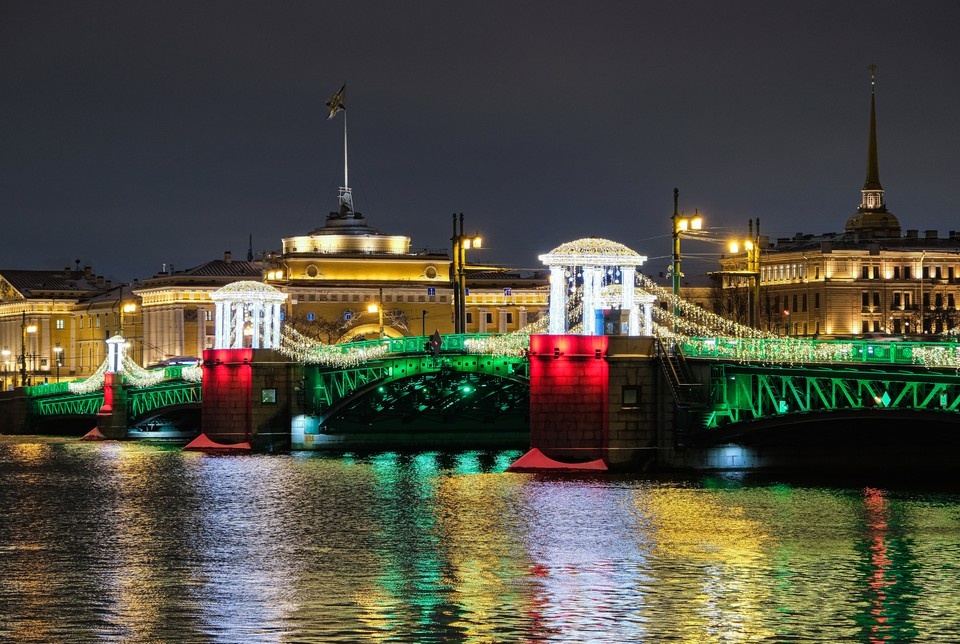    Изумрудный и красный - символические цвета Красной Огненной Лошади. Фото: Смольный