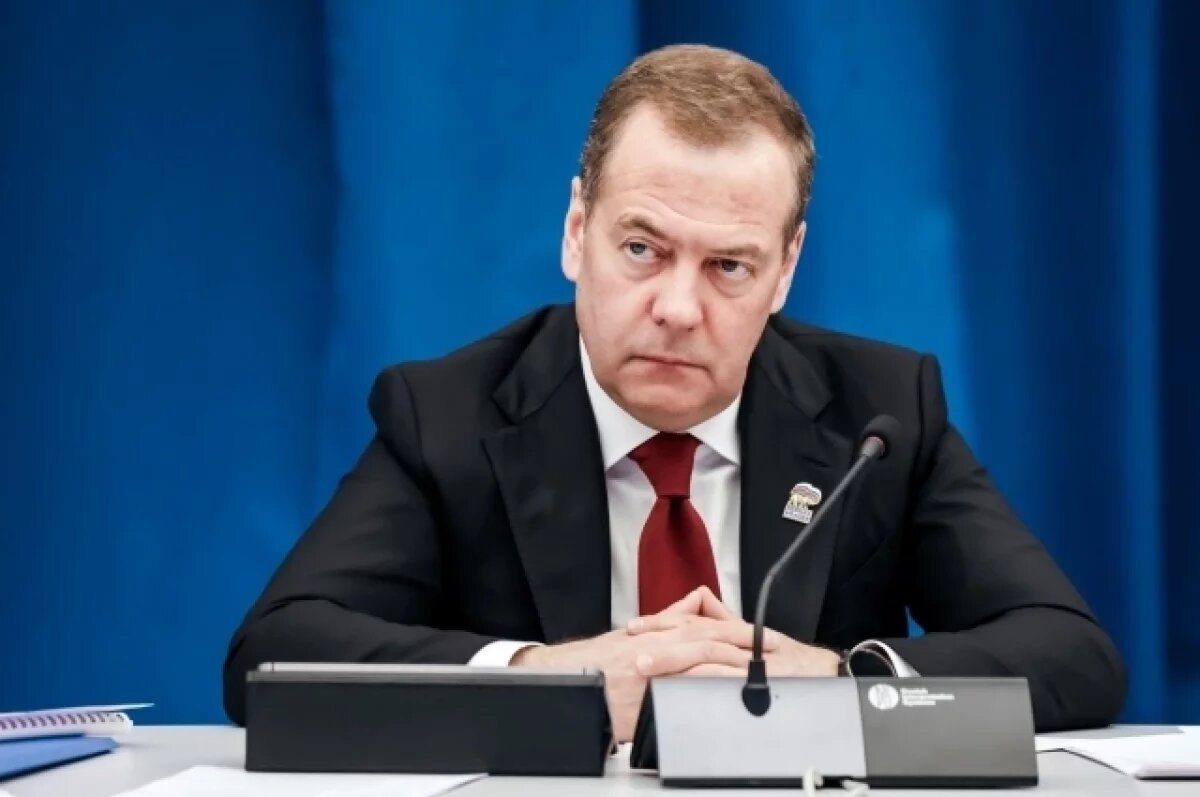    Медведев поздравил россиян с Новым годом