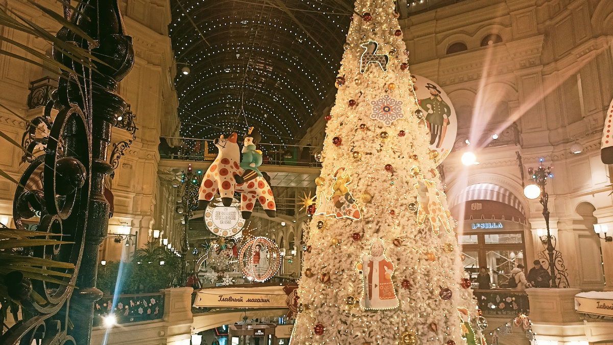 Новогодний ГУМ в 2025 году. Фото автора.