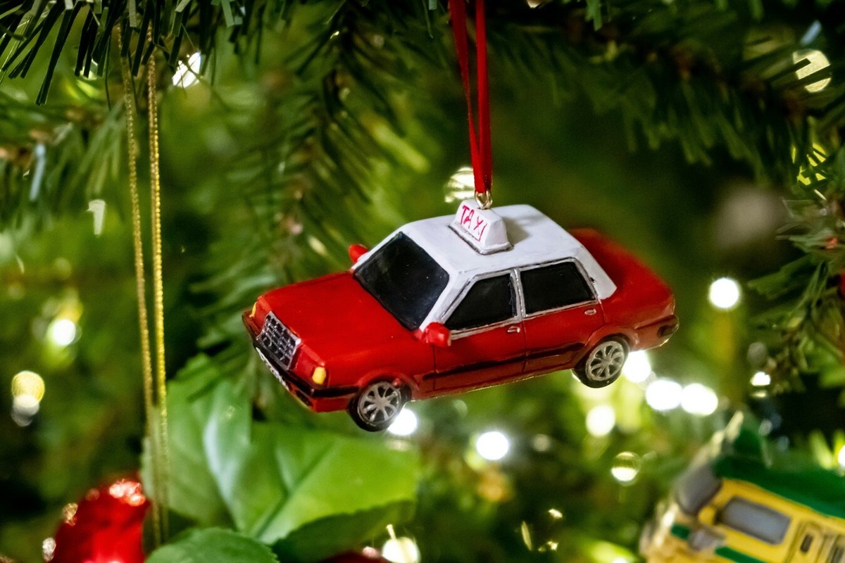     Вызвать такси и не разориться: в «Яндексе» назвали самое выгодное время для заказа машины в Новый год