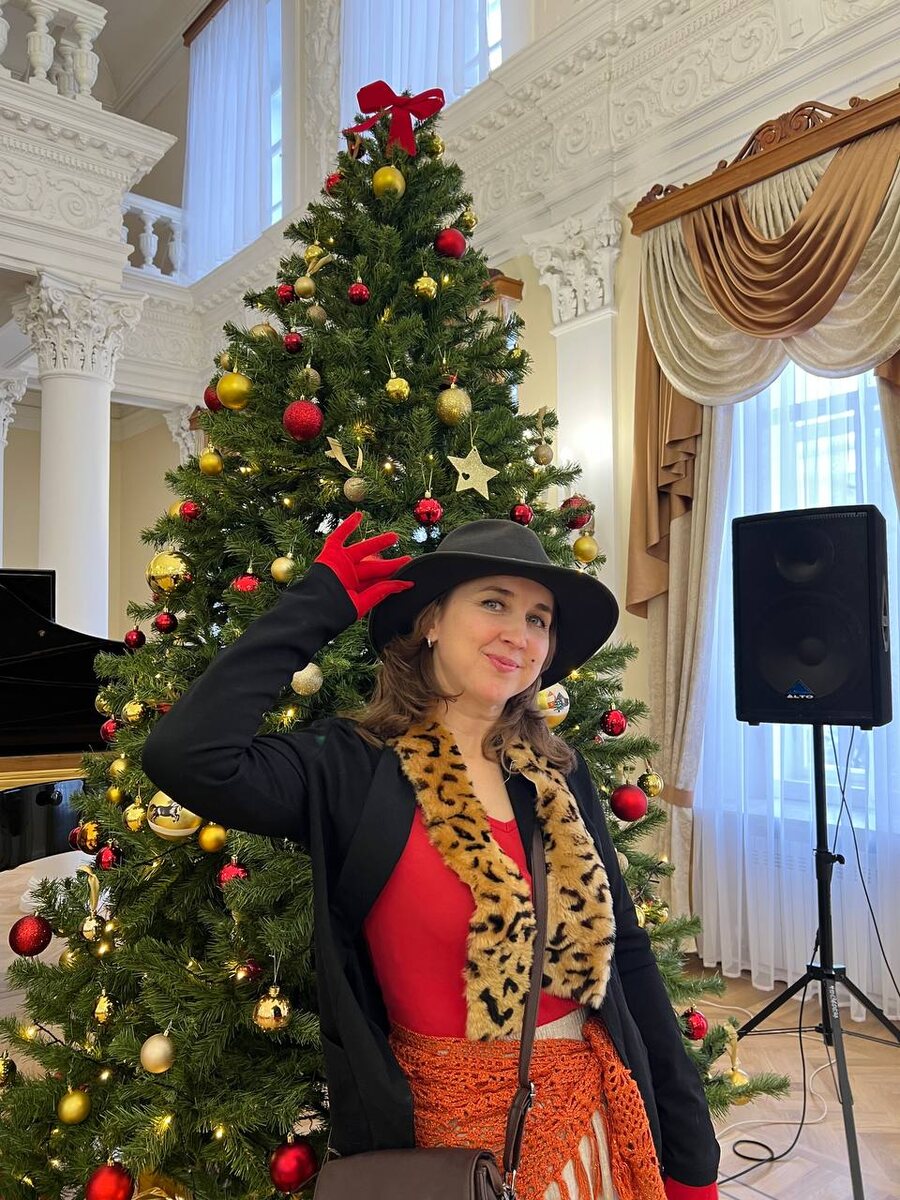 Я в роли Лисы Алисы на новогоднем празднике.