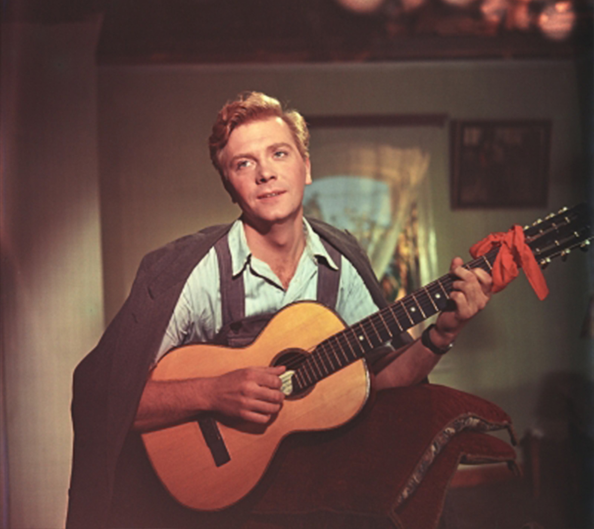    Он с детства занимался музыкой, а по окончании школы решил пойти по стопам отца и поступил на вокальное отделение Московского городского музыкального училища имени М.М. Ипполитова-Иванова / Legion-Media / Кадр из фильма «Гость с Кубани» (1955) / Mosfilm