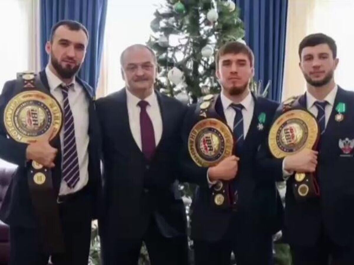    Глава Республики Дагестан Сергей Меликов встретился с триумфаторами чемпионата мира по боксу | © Фото : пресс-служба главы Дагестана