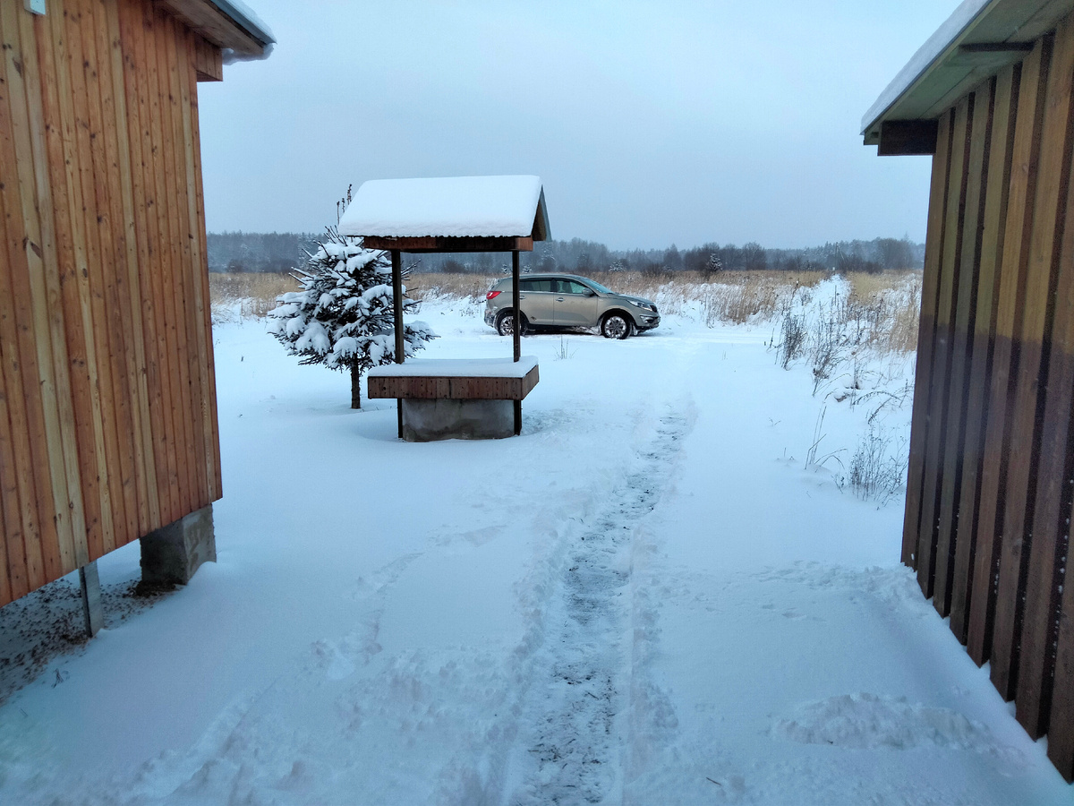 Авто у дома. Почистил до него тропинку.