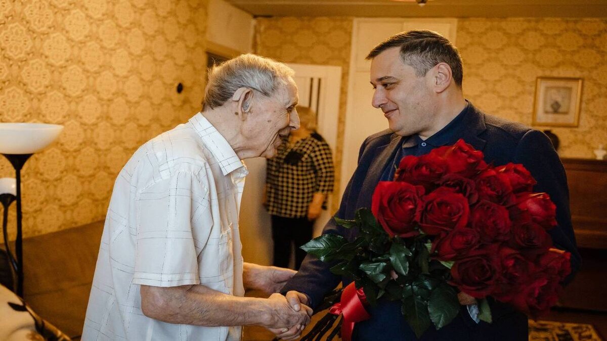    Александр Хинштейн накануне поздравил с наступающим Новым годом Михаила Жакова